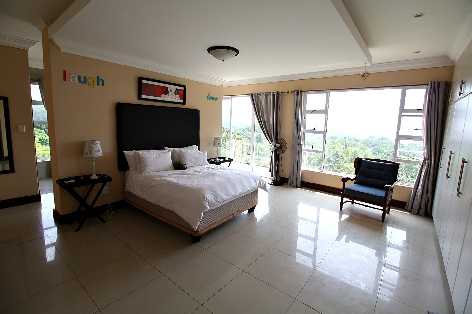 Master-Schlafzimmer mit Zugang zum Balkon und Meerblick