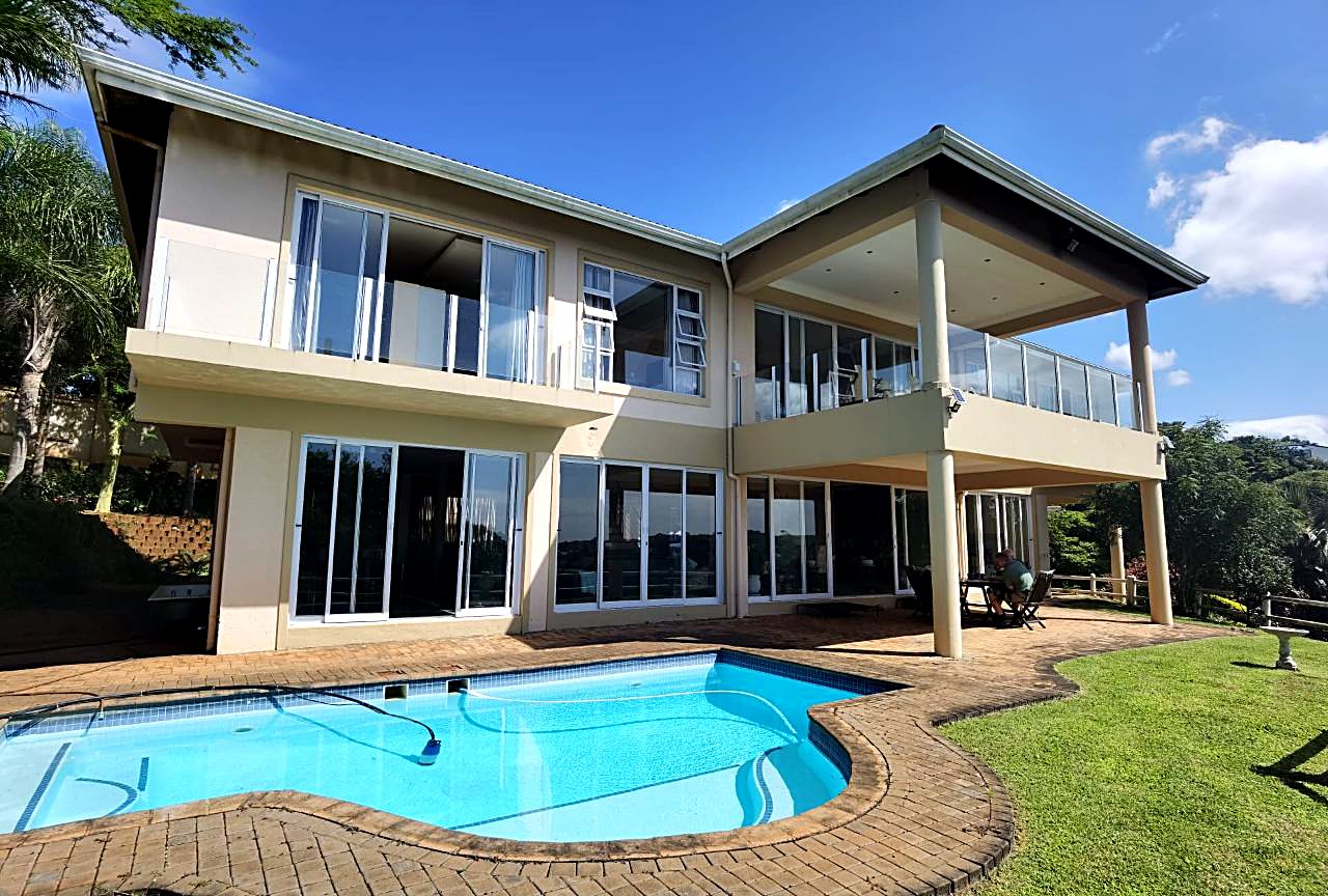 Rückseite des Hauses mit Pool und Terrasse