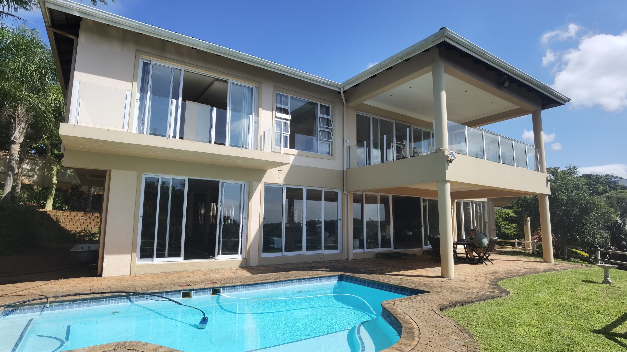 Das Big 5 Golfhouse mit Pool und großen Fensterfronten
