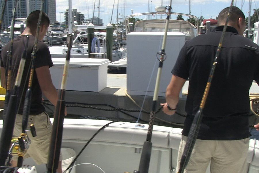 Angler mit schweren Ruten an Bord eines Charterboots