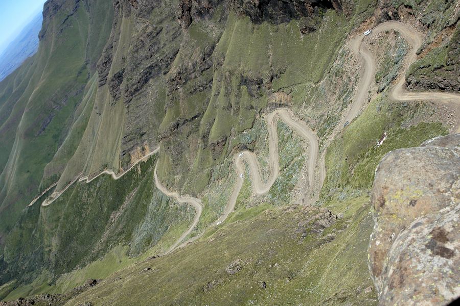Serpentinen der Sani-Pass-Piste an einem Berghang