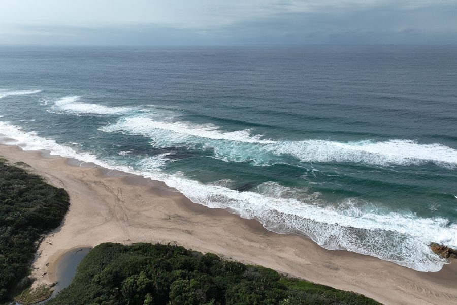 Sandstrand von Southbroom mit Lagune und K&uuml;stenwald aus der Luft