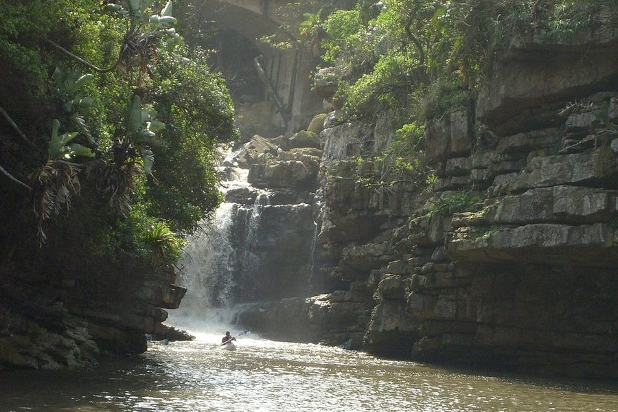 Der Uvongo-Wasserfall st&uuml;rzt in die bewaldete Lagune