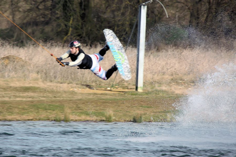 Wakeboarder in der Luft &uuml;ber dem Wasser
